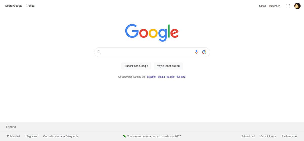 Google con tema claro en PC